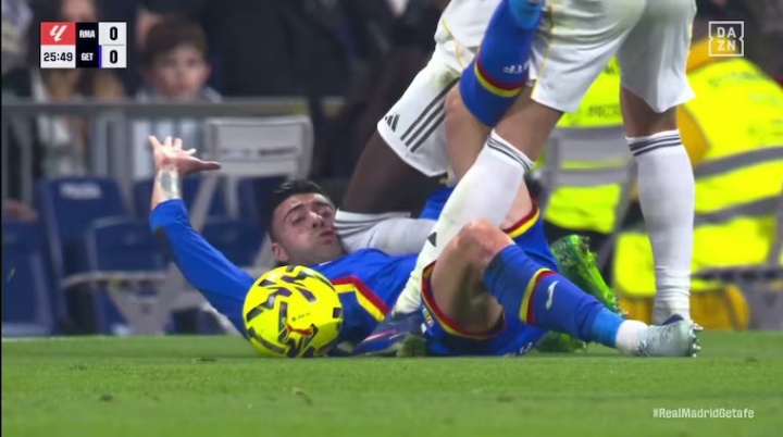 赫塔费后卫怒喷判罚：吕迪格想把我脸撞碎，换做我早被禁赛10场了