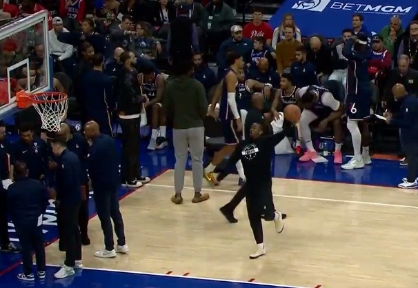 世界杯赛事直播平台下载-哈哈哈有点逗！暂停期间马克西手痒难耐试图勾手 表情稍显夸张