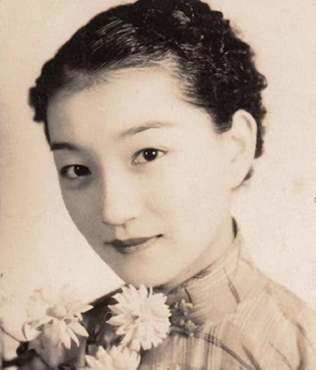 世界杯比赛在线观看地址-1965年陆小曼病世，翁瑞午的长女见四下无人，迅速解开她的衣扣